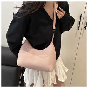 Détail du sac hobo rose avec surface tissée texturée et bandoulière réglable