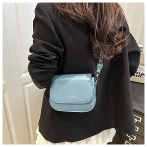 Détail du sac selle bleu clair en cuir PU mat avec texte Fashion Trend 1996