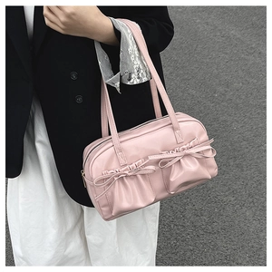 Dettaglio borsa a spalla rosa con tasche decorate con fiocco e cerniera