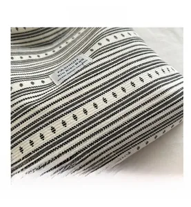 Gros plan détaillé du tissu tissé à rayures noires et blanches avec écusson logo