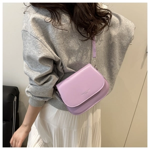Détail du sac à bandoulière en cuir PU lilas avec imprimé Fashion Trend sur le rabat