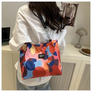 Detail of multi-color block tote bag with chain strap and JINGPIN fashion label
