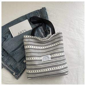 Mise à plat du sac cabas en denim rayé avec étiquette FASHION et veste en jean
