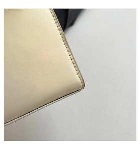 Détails d'un sac en cuir crème haut de gamme avec coutures fines et texture lisse