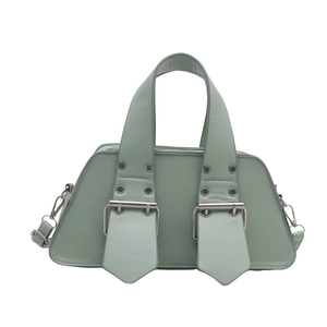 Moderne hellgrüne Trapez-Handtasche mit Dekoriemen und silbernen Metallschnallen