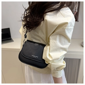 Détail du sac selle noir avec lettrage Fashion Trend et coutures en cuir de qualité