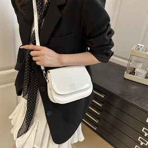 Sacoche selle moderne en cuir blanc pour femme avec bandoulière minimaliste et style chic