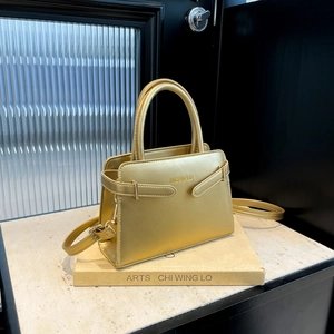 Sac à main rectangulaire doré métallisé avec poignées et bandoulière amovible