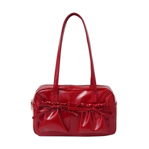 Rote Schultertasche in Lackoptik mit Kordelzugtaschen und langen Trageriemen für Damen