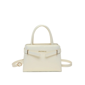 Sac à bandoulière blanc crème avec poignée et finitions dorées au design trapèze moderne