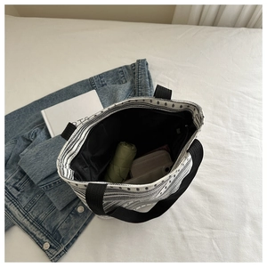 Vue de dessus de l'intérieur du grand sac cabas en denim montrant un espace généreux