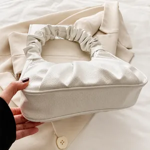 Détail du sac nuage plissé montrant les coutures de haute qualité et la texture