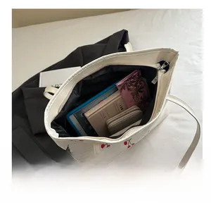 Grand sac cabas en velours côtelé montrant la capacité pour tablette avec motif cerise
