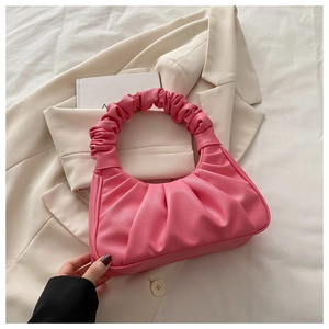 Dettaglio della trama di una borsa rosa arricciata con finitura pelle litchi