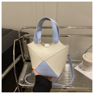 Détail du sac seau en PU élégant avec design bicolore bleu et crème