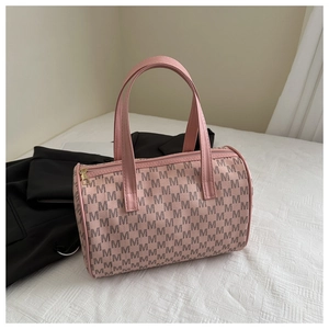 Dettaglio borsa Boston rosa con stampa lettera M grigio scuro e zip in metallo dorato