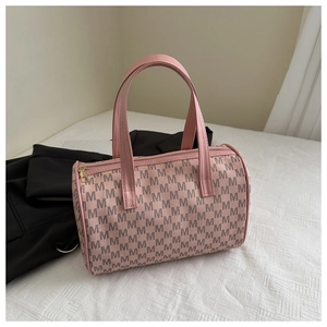 Dettaglio borsa a bauletto rosa con stampa a motivo M e cerniera in metallo dorato