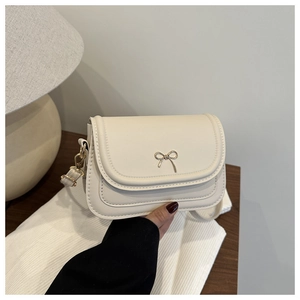 Petit sac à bandoulière blanc crème élégant avec détail de nœud en métal à la main