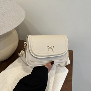 Sac Bandoulière Femme à la Mode en Cuir PU avec Nœud Métallique Petit Sac Carré Selle Couleur Unie pour le Quotidien