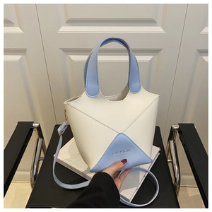 Sac seau élégant en cuir PU bleu clair et blanc au design minimaliste et chic moderne