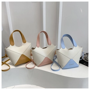 Ensemble de trois sacs seau rétro déclinés en jaune, rose et bleu avec design bicolore
