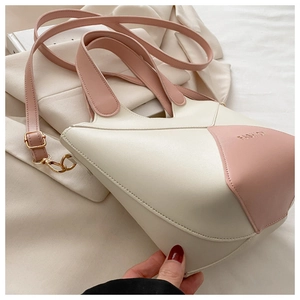 Vue détaillée d'un sac seau élégant en cuir PU bicolore rose et beige avec lanières