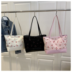 Vue détaillée des sacs cabas imprimés cerise en blanc, noir et rose avec finition texturée