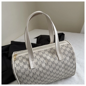 Vista dettagliata della borsa Boston cilindrica con stampa monogramma M grigia e manici bianchi