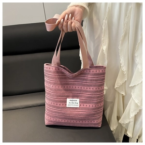 Sac fourre-tout à rayures avec poignées en toile rose et bandoulière réglable détail