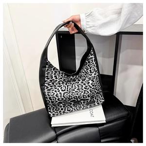 Détail du sac cabas léopard avec garnitures en similicuir noir et poignée robuste