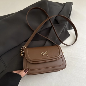 Élégant sac à bandoulière en cuir marron avec un nœud doré chic pour les femmes