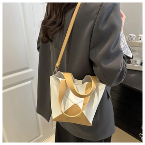 Vue de côté d'un sac seau vintage bicolore blanc et marron porté par un mannequin