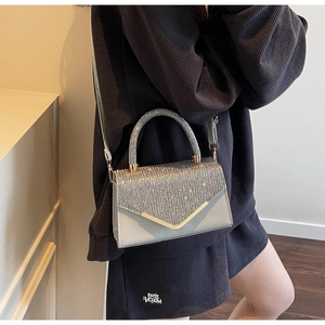Chique grijze kleine vierkante tas met zilveren strass-steentjes en gouden V-vormige bies