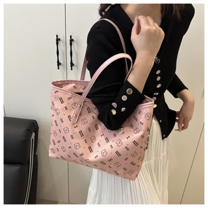 Détail du sac cabas rose avec motifs d'ours et texture de cuir litchi premium