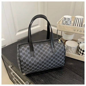 Dettaglio della borsa Boston con motivo jacquard lettera M e manici in pelle