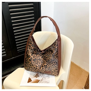 Vue détaillée du sac cabas à imprimé léopard avec poignées et finitions en cuir brun