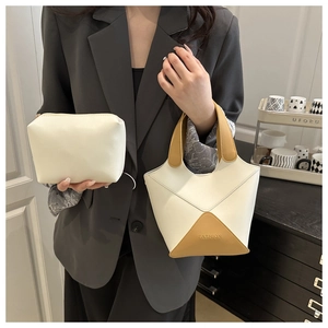 Élégant sac seau en similicuir bicolore blanc et beige avec sa pochette assortie