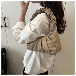 Borsa a spalla beige a pieghe in pelle testurizzata con manico arricciato