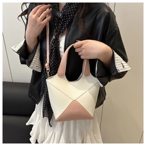 Sac seau rétro crème et rose pour femme tenu par un mannequin, vue détaillée