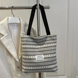 Grand sac fourre-tout à rayures noires et blanches avec écusson Fashion et anses noires