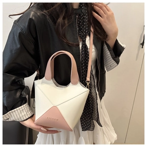 Modèle portant un sac seau élégant en PU blanc et rose avec une poignée robuste
