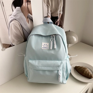 Sac à dos vert menthe pour femmes avec grandes poches avant et matériau en nylon léger