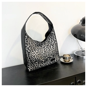 Détail du sac cabas rétro à motif léopard avec intérieur spacieux et tissu texturé