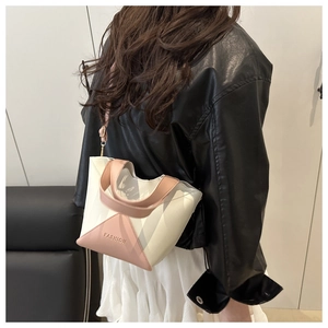 Gros plan d'un sac seau en similicuir PU rose et blanc avec un design patchwork tendance