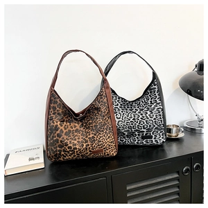 Détails de grands sacs hobo à imprimé léopard en teintes classiques marron et gris
