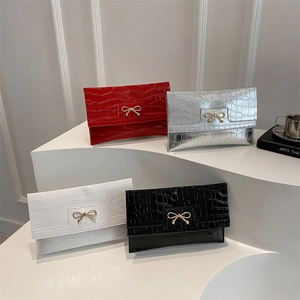 Women Crocodile Pattern PU Leather Clutch Bag With Metal Bow Magnetic Closure Envelope Evening Handbag Elegant Vintage