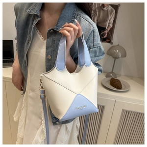 Sac seau tendance en cuir PU bicolore blanc et bleu pour femme avec bandoulière réglable
