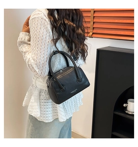 Détails du sac bowling en cuir noir à motif litchi avec fermeture éclair métallique