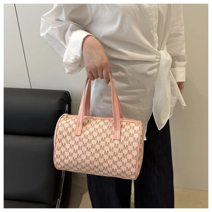 Dettaglio borsa Boston rosa con stampa monogramma M e manici in pelle pregiata