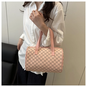 Borsa Boston rosa con stampa di lettere M mostrata su una modella per uso quotidiano